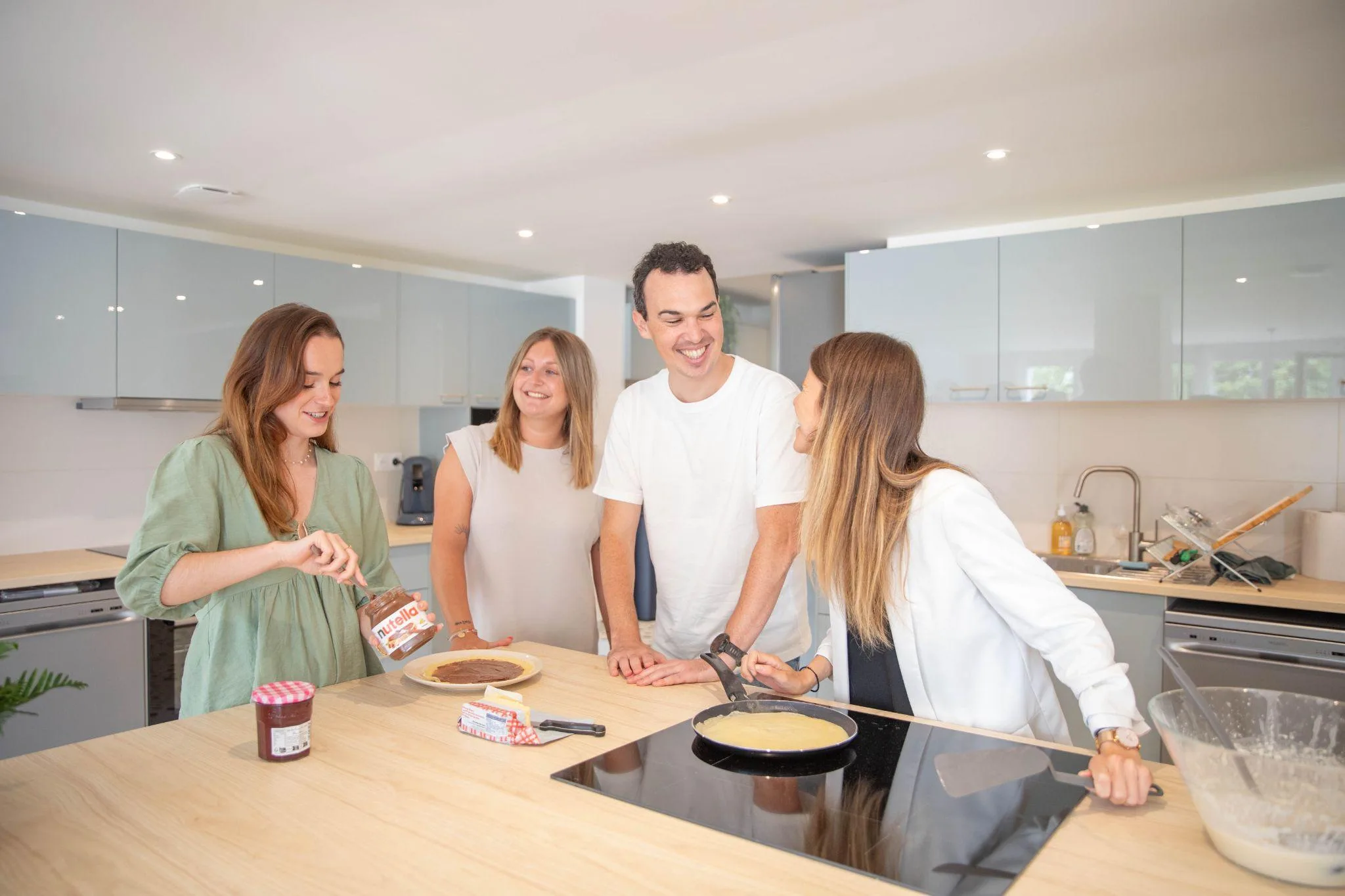 Résidents en coliving dans une cuisine partagée