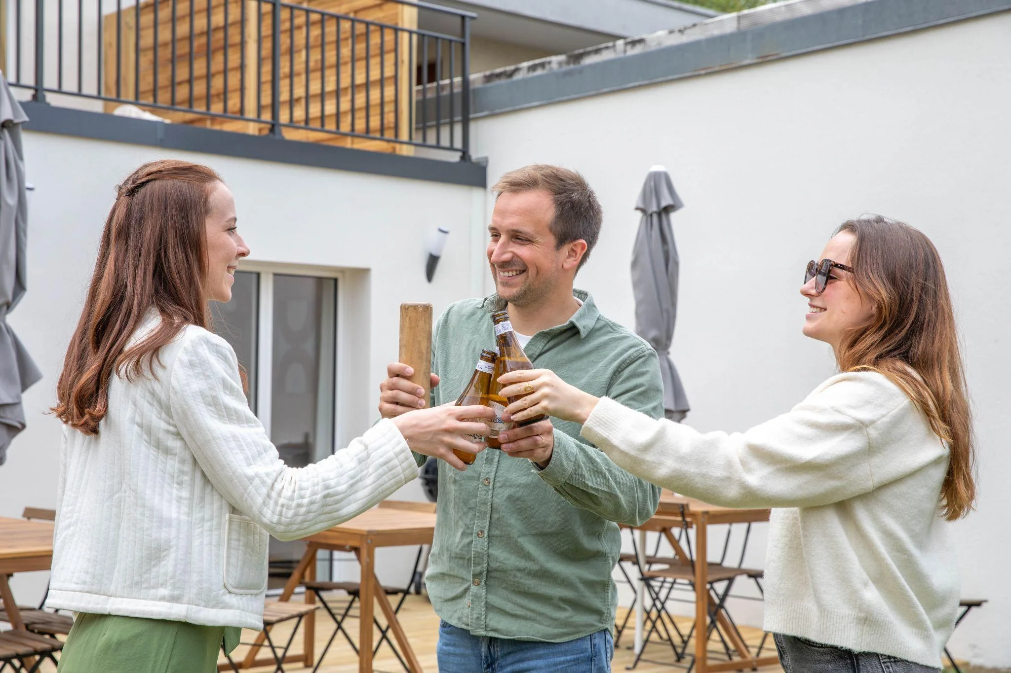 Résidents échangeant dans une cour de coliving