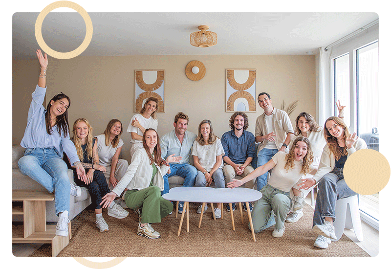 Colivers partageant un moment convivial dans le salon